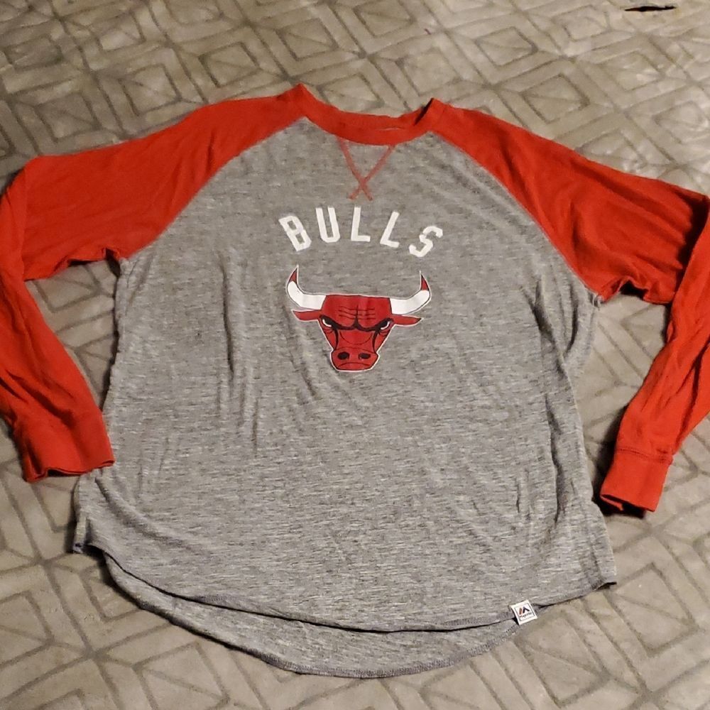 Chicago Bulls Red and Gray Raglan Shirt Majestic Large Baseball Jersery
